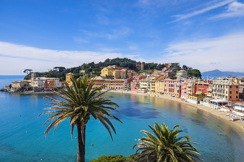 它位于Sestri Levante的Baia del Silenzio(沉默湾)，被意大利利古里亚特色的彩色建筑包围